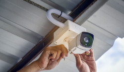 Faire installer une alarme et une caméra pour la surveillance d'une maison  